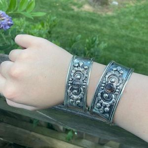 Adjustable silver tone agate bangle bracelet with one stone